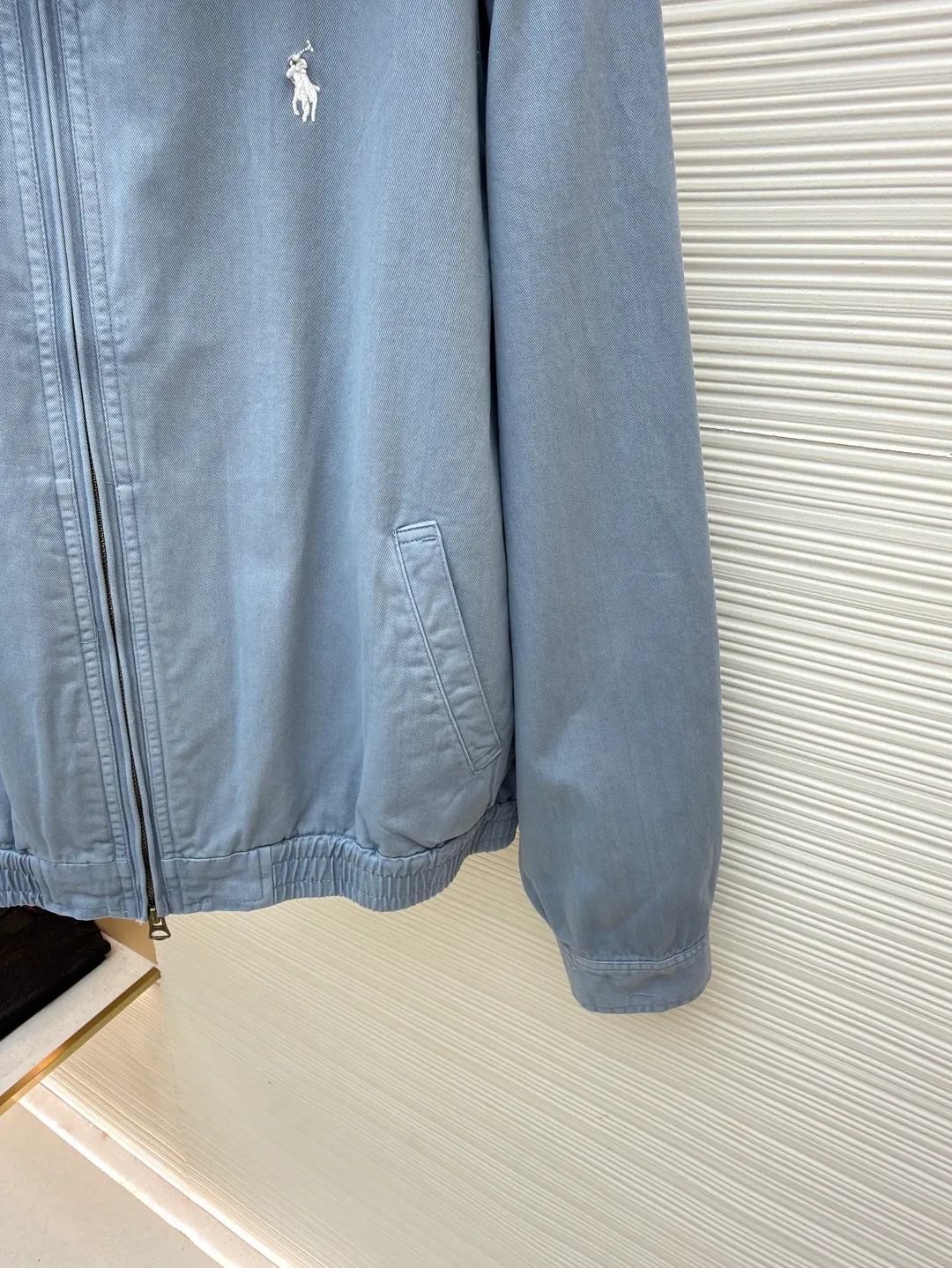 Ralph Lauren embroidered zipper jacket ●Original version: Purchased and developed by 4161 ●Item number: 1681943-B10 ●Fabric: cloudy blue twill cotton fabric ●Technology: embroidery production ●Color: blue ●Version: Fitted version ●Weight: about 575 grams ●Size: S-M-L-XL ●Description: Customized cloudy blue twill cotton, soft and silky, comfortable and close to the skin, with cloudy blue as the main tone, a color with a life attitude Exquisite white pony logo is embellished throughout. It is highly recognizable. It carries an atmosphere of freedom and vitality. It is a symphony of pure and smart colors. It reconstructs the classics with a neat silhouette. It is soft but not slumped. It is light but boney. It has a sense of advanced relaxation and is an effortless fashion interpretation. Imported machine embroidery technology is used. Advanced computer control systems and precision mechanical components are used to achieve the iconic pony embroidery operation. High precision. The lines are smooth and delicate. The template machine opens the bag. The preset template guides the position, shape and size of the bag opening. The accuracy ensures the quality of the bag opening effect. The hem is made at one time using a three-needle waist-drawing machine. The elastic band and the fabric are sewn together in the same process using the machine's special needle position and feeding mechanism. The three-needle design is stronger and can evenly distribute pressure. Make sure the elastic band is tightly attached to the fabric, and follow the original color system for dyeing. Prioritize the original color and fabric material to select a special dye, then heat it to the appropriate temperature, perform dip dyeing, and finally perform color registration. The overall wiring is straight and delicate, the fabric is comfortable and soft, and the color is consistent without color difference. It can be matched with the same style to create a fashionable look and control various occasions. Customized accessories, complete with three standards, same style for men and women!